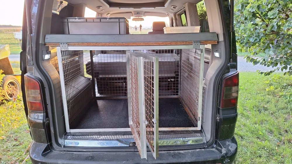 Maßgefertigte Transportbox im Kofferraum