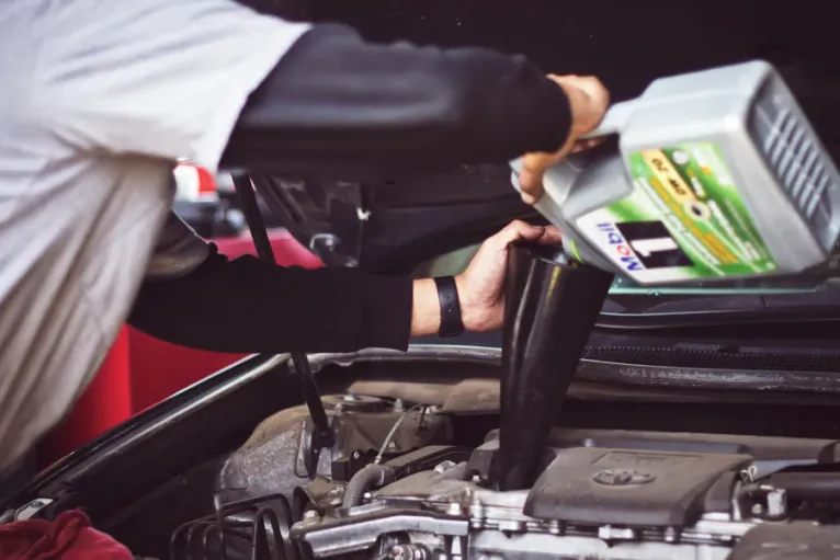 Wartungsarbeiten am Motor beim SDT Car Service